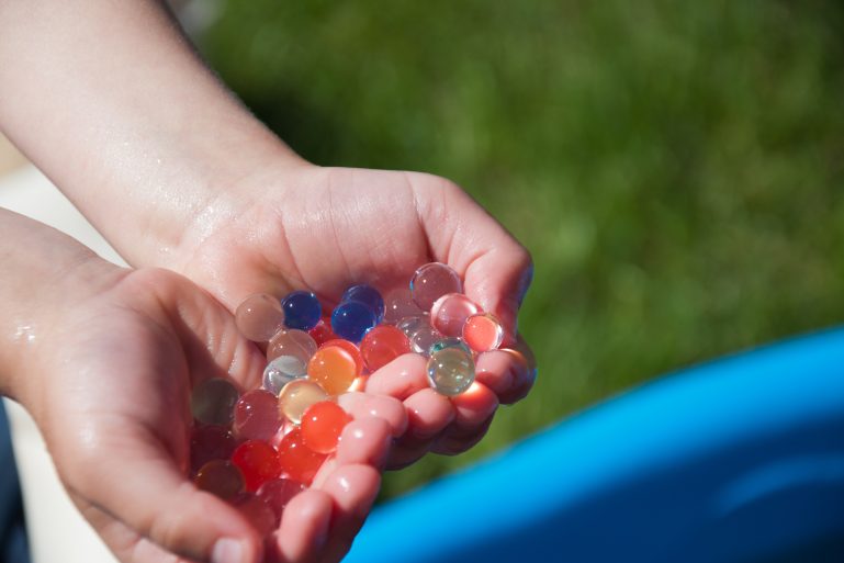 Des mains d’enfants tiennent des perles d’eau