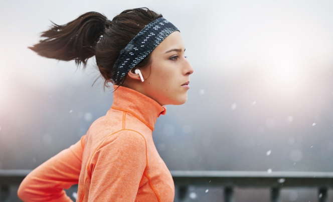 joggeuse avec des écouteurs sans fil AirPods
