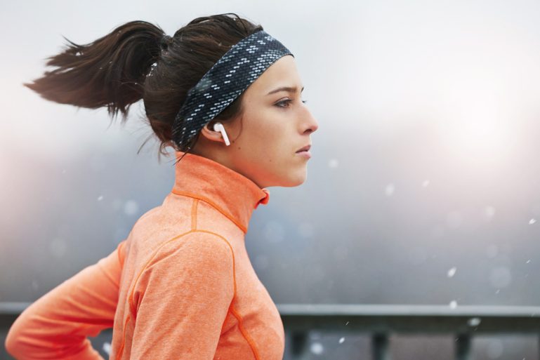 joggeuse avec des écouteurs sans fil AirPods