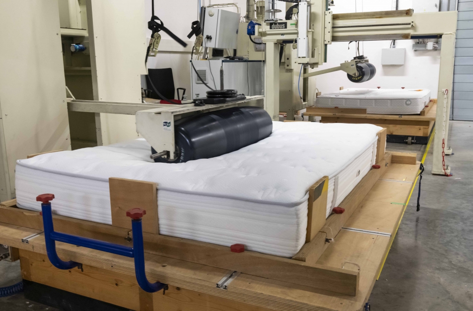 Un rouleau compresse un matelas