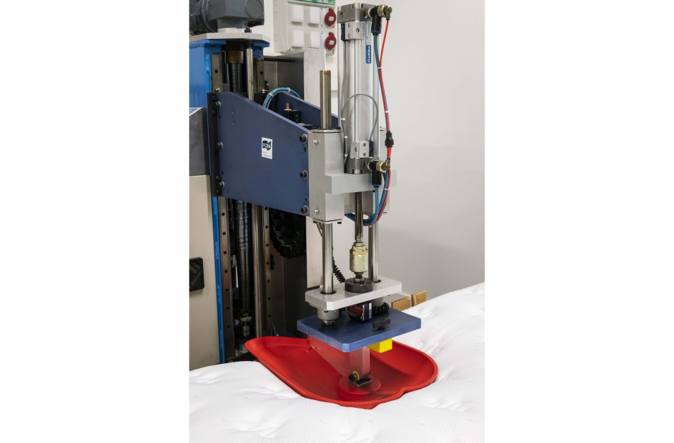 Un compresseur fessier compresse un matelas
