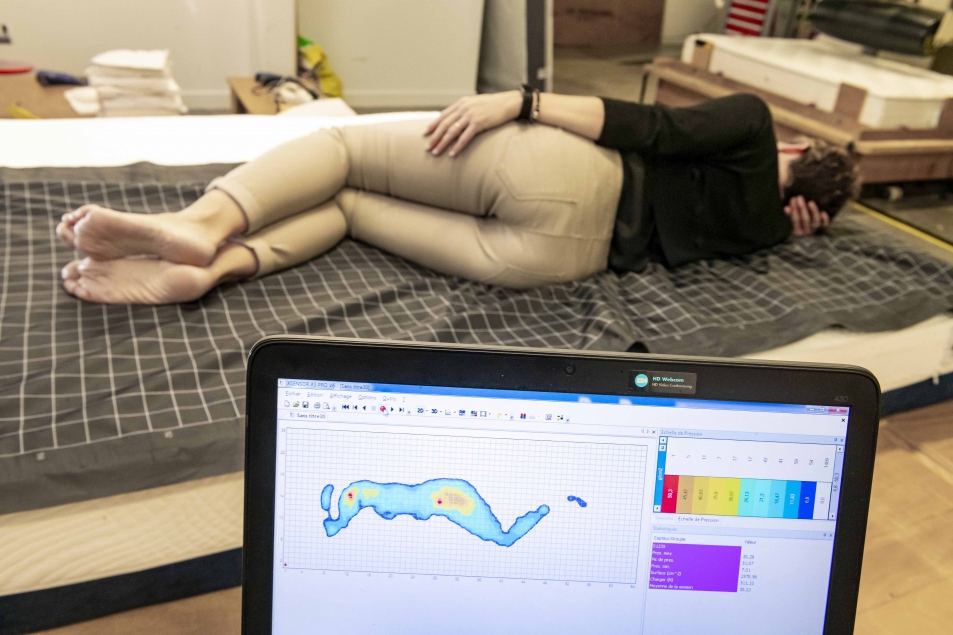 Une femme est allongée sur un matelas