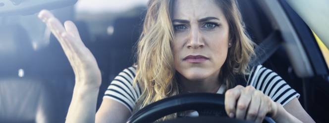 conductrice d’une voiture étonnée