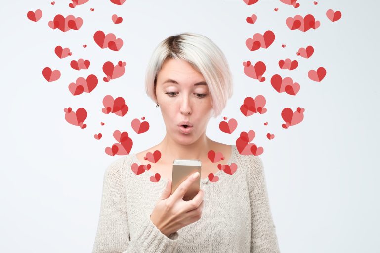 amoureuse tenant un smartphone entouré de jolis cœurs