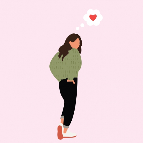 jeune femme amoureuse tournant le dos