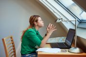 jeune femme face à des coupures de sa connexion Internet