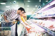 Un homme et une femme voient un aliment périmé en supermarché