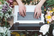 bouquets de fleurs et ordinateur pour commander en ligne