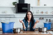 Une femme tente de rester calme pendant une fuite d’eau