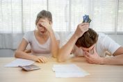 couple ayant des difficultés à payer ses mensualités de crédit immobilier