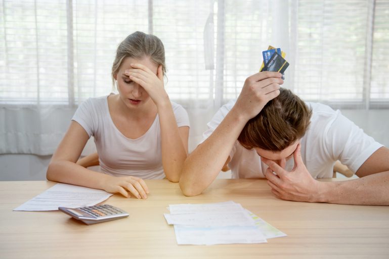couple ayant des difficultés à payer ses mensualités de crédit immobilier