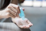 application de gel hydroalcoolique sur les mains