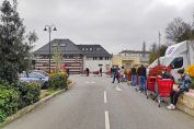 file de clients devant un supermarché