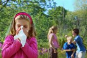 jeune fille allergique aux pollens en train d’éternuer