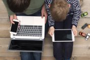une mère avec un smartphone et un ordinateur et son enfant avec une tablette