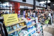 une affiche “paiement uniquement par carte bancaire” dans un supermarché