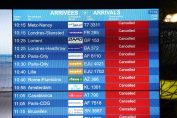 un panneau d’annonce des vols annulés à l’aéroport