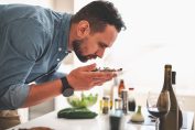 homme reniflant un plat