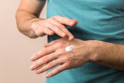 Un homme se mettant de la crème sur les mains