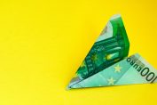 Un pliage d’avion avec un billet de 100 €
