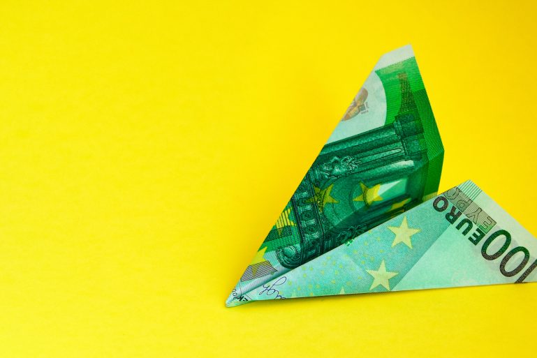 Un pliage d’avion avec un billet de 100 €