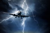 un avion dans un orage avec des éclairs