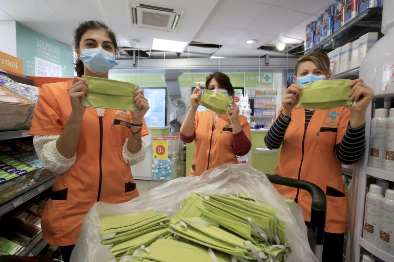 masques en tissu en vente dans une pharmacie