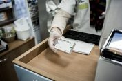 pharmacien délivrant une boîte de Plaquénil