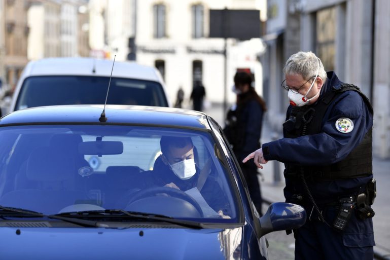 Un policier contrôle un conducteur à Nantes