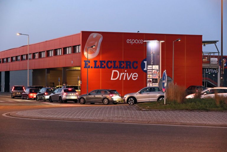 nombreux véhicules devant un drive à Colmar