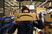 colis d’Amazon dans un centre de tri