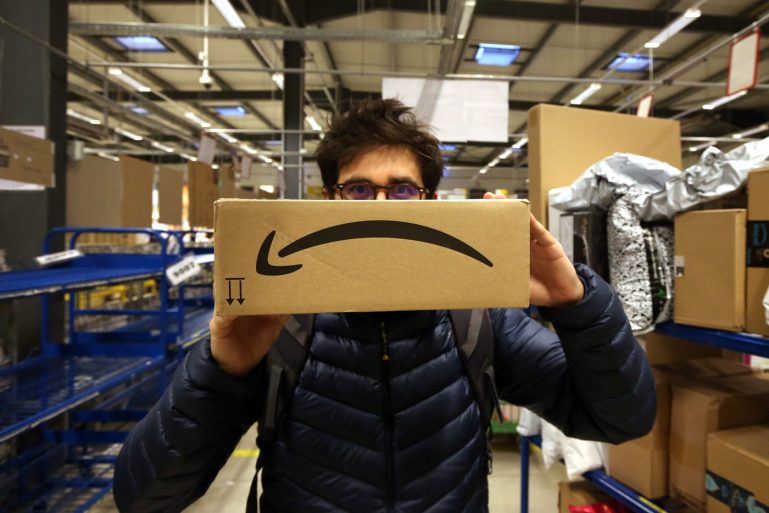 colis d’Amazon dans un centre de tri