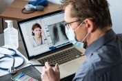un médecin généraliste en cours de téléconsultation