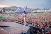 Le chanteur Dadju et le public du festival Solidays 2019