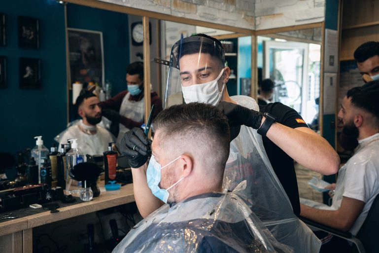 coiffeurs et clients protégés du coronavirus dans un salon de coiffure à Rennes