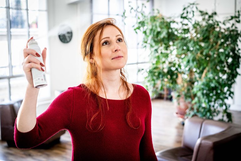 utilisation d’un spray assainissant aux huiles essentielles
