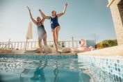 vacances au bord de la piscine