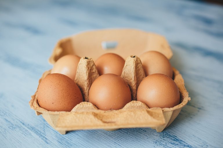 une boîte de six oeufs
