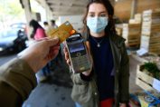paiement sans contact dans un marché du centre-ville de Nantes
