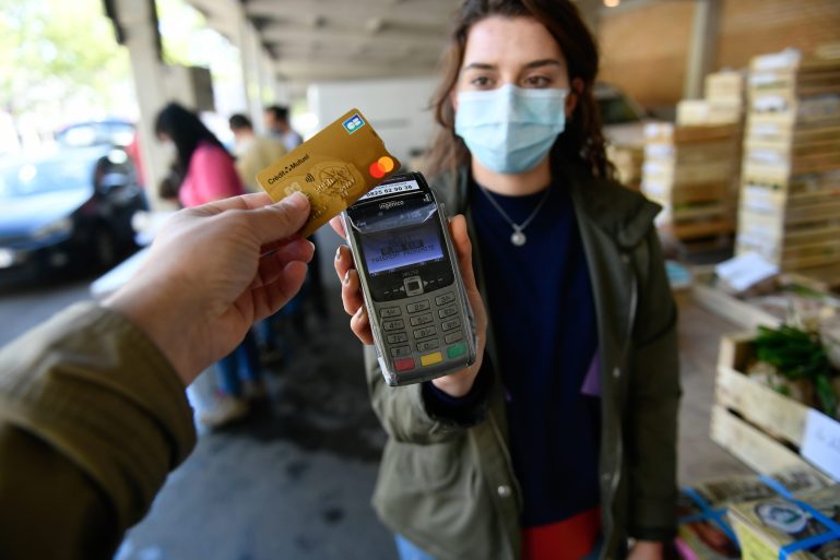 paiement sans contact dans un marché du centre-ville de Nantes