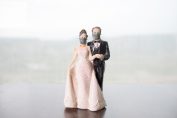 figurine de mariés avec un masque anti-Covid