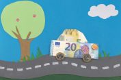 dessin de voiture en billets et pièces de monnaie