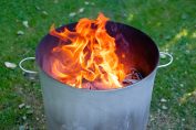 feu de branchages dans un incinérateur de jardin