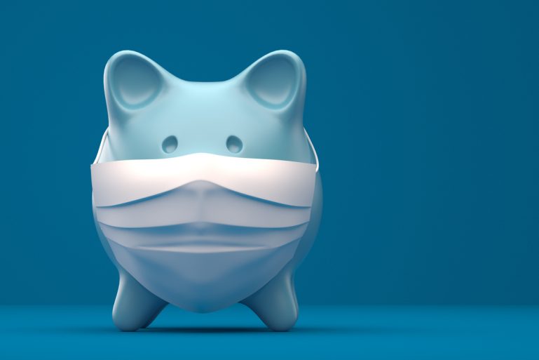 Un cochon tirelire avec un masque de protection contre le Covid-19
