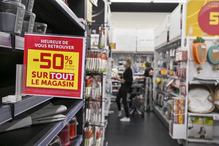 affichette chez Gifi : “heureux de vous retrouver, -50% sur tout le magasin”