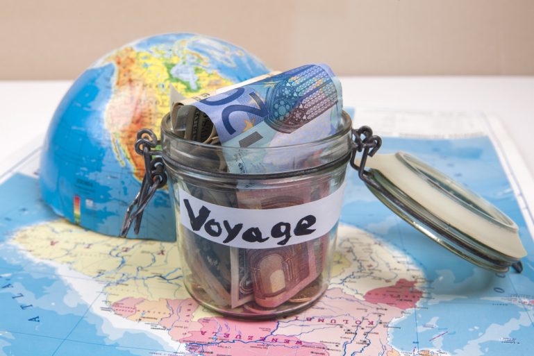 l’argent du voyage et une carte du monde