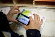 un postier flashe une lettre suivie