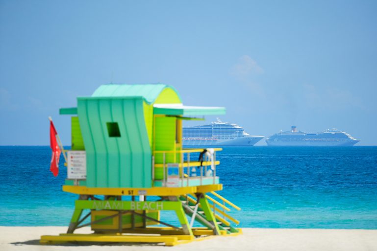 le paquebot Favolosa de Costa Croisières [à droite]