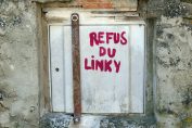 coffret électrique verrouillé avec inscription “Refus du Linky”