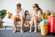 famille attendant un départ en voyage
